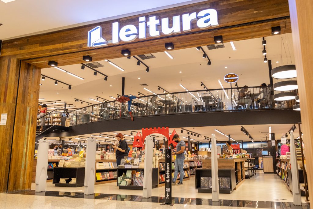 Seven de volta ao Shopping da Bahia - Seven Wonders Café
